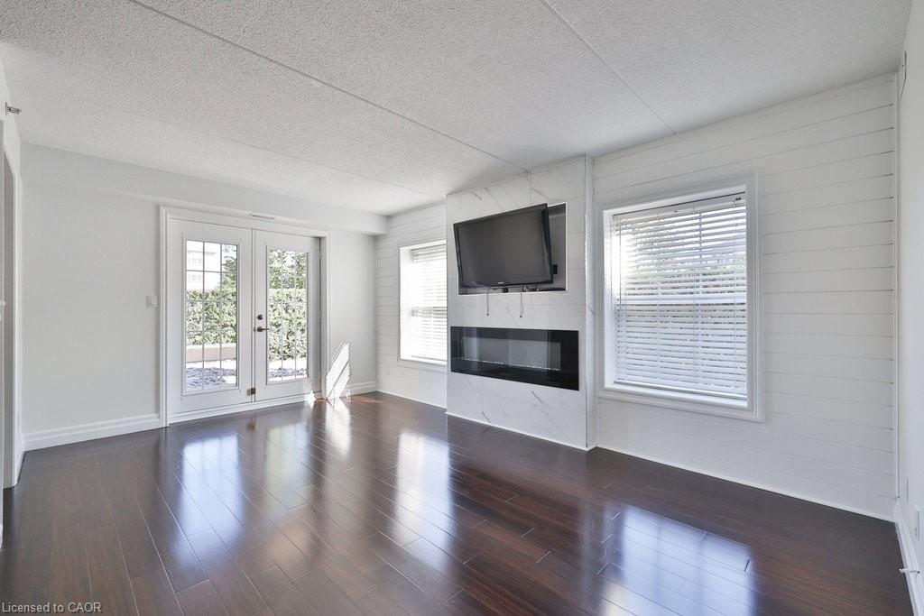 113-2035 Appleby Line, Burlington, ON - Indoor Photo Showing Living Room With Fireplace