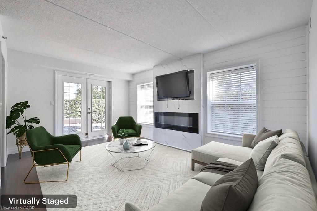 113-2035 Appleby Line, Burlington, ON - Indoor Photo Showing Living Room With Fireplace