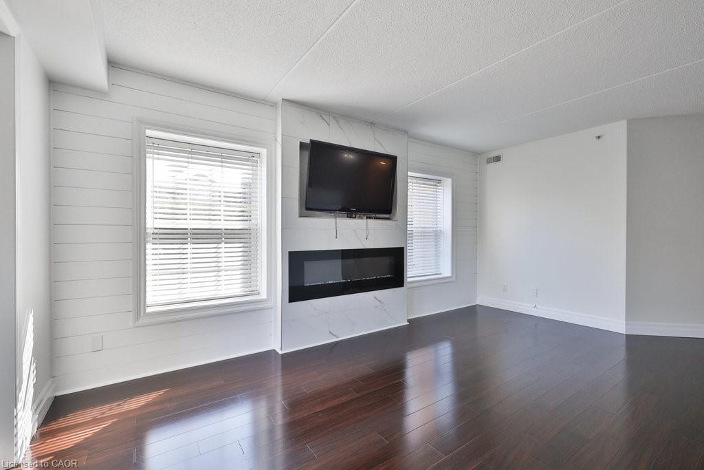 113-2035 Appleby Line, Burlington, ON - Indoor Photo Showing Living Room With Fireplace