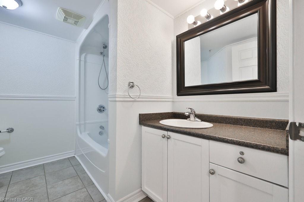 113-2035 Appleby Line, Burlington, ON - Indoor Photo Showing Bathroom