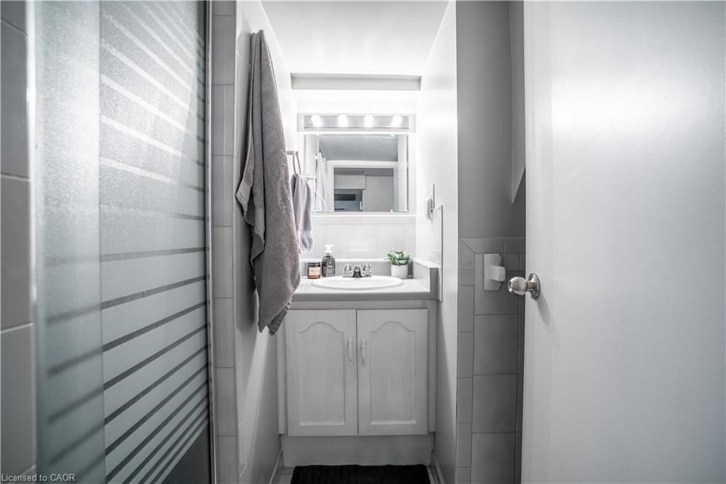 73 Kenilworth Avenue S, Hamilton, ON - Indoor Photo Showing Bathroom
