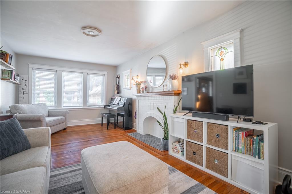 73 Kenilworth Avenue S, Hamilton, ON - Indoor Photo Showing Living Room