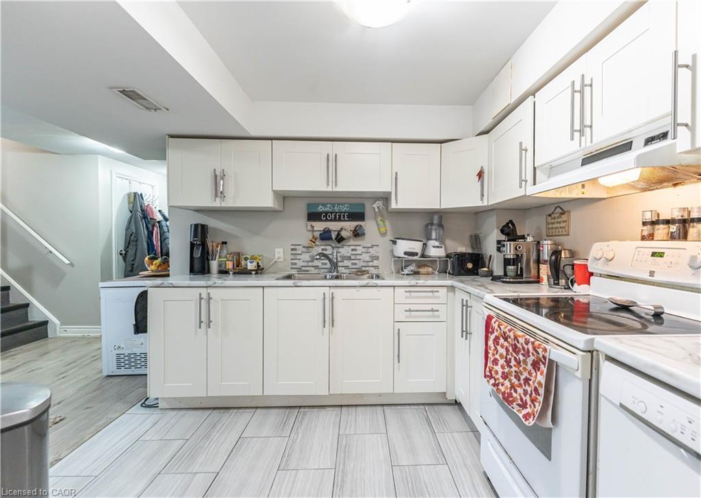 2-185 Bellingham Drive, Hamilton, ON - Indoor Photo Showing Kitchen
