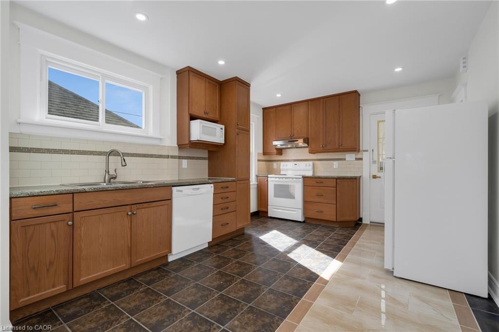 2-229 Geneva Street, St. Catharines, ON - Indoor Photo Showing Kitchen