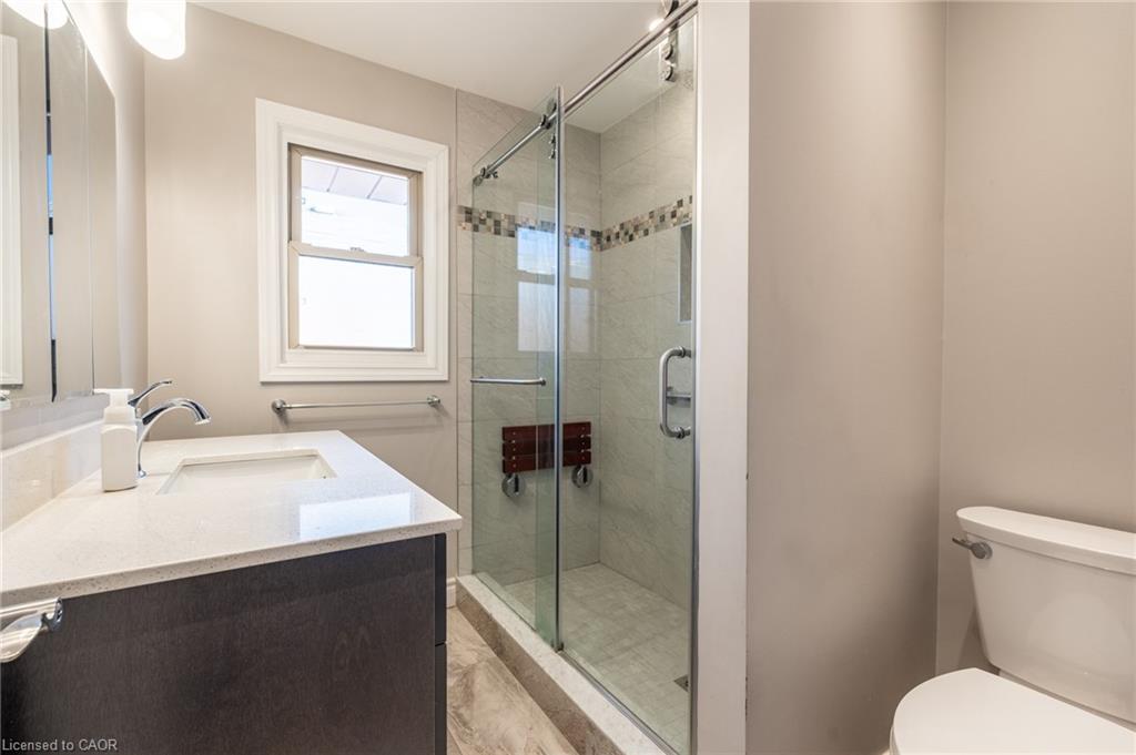 173 West 23Rd Street, Hamilton, ON - Indoor Photo Showing Bathroom