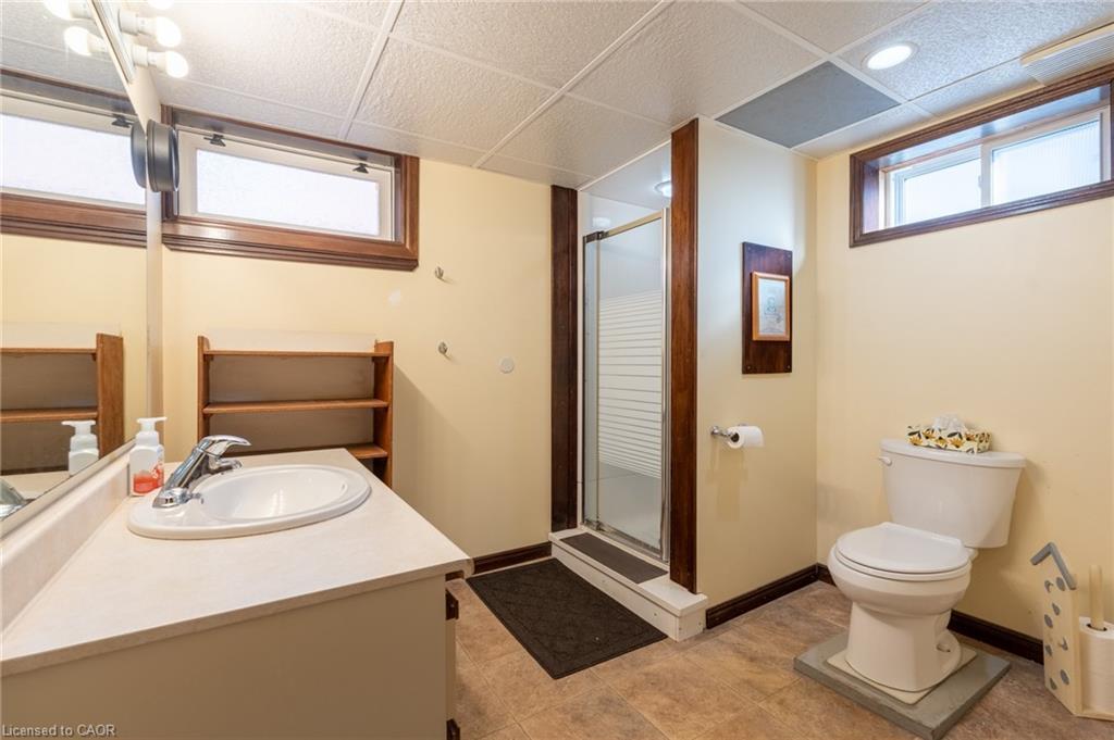 173 West 23Rd Street, Hamilton, ON - Indoor Photo Showing Bathroom