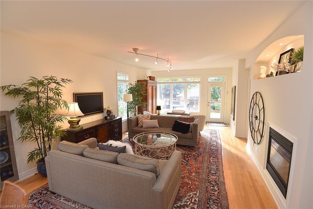 35 Riding Park Place, Dundas, ON - Indoor Photo Showing Living Room