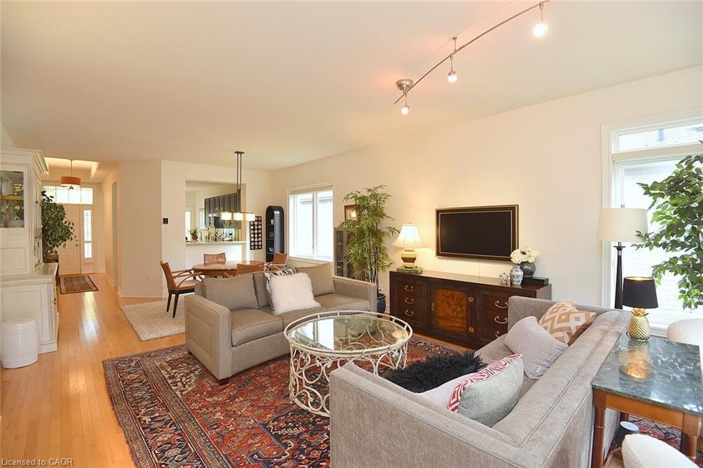 35 Riding Park Place, Dundas, ON - Indoor Photo Showing Living Room