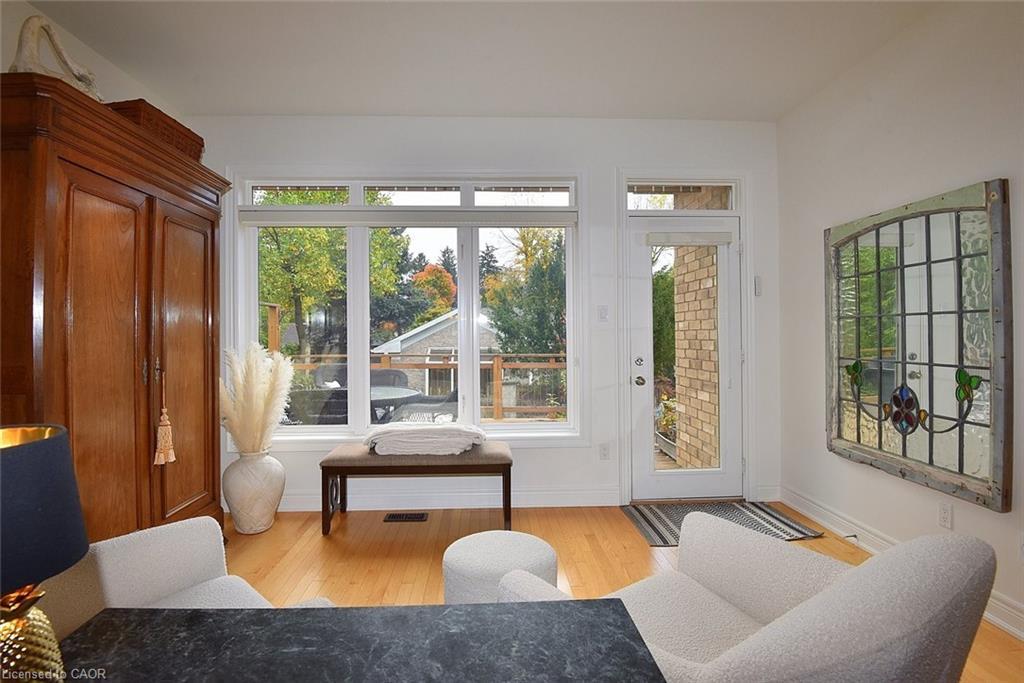 35 Riding Park Place, Dundas, ON - Indoor Photo Showing Living Room