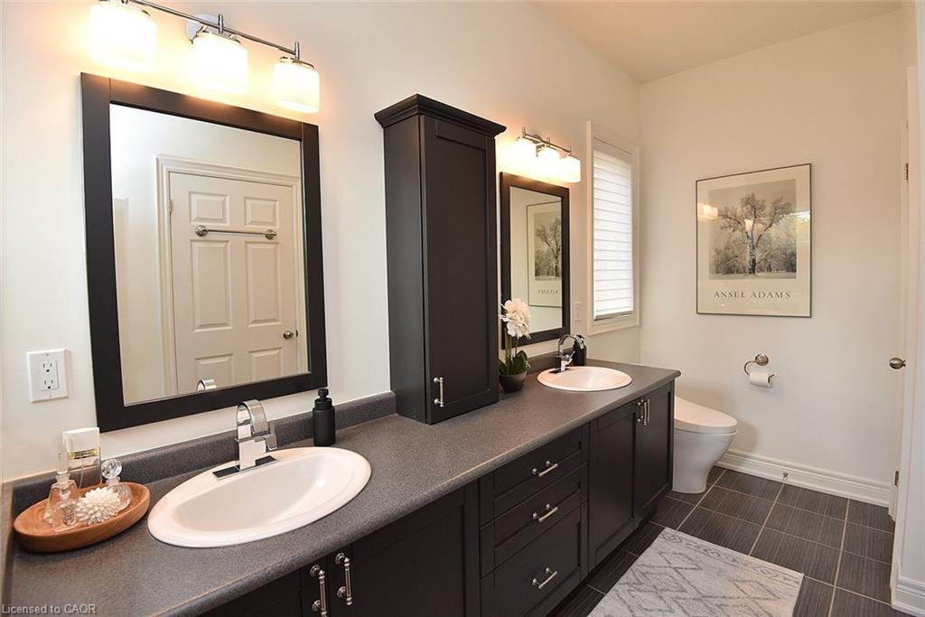 35 Riding Park Place, Dundas, ON - Indoor Photo Showing Bathroom