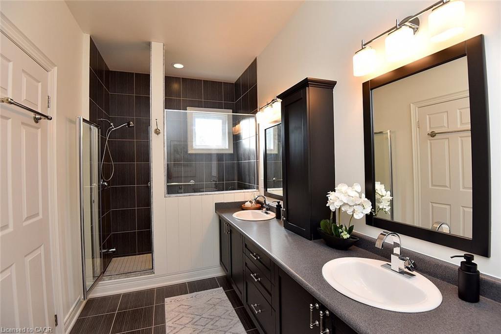 35 Riding Park Place, Dundas, ON - Indoor Photo Showing Bathroom