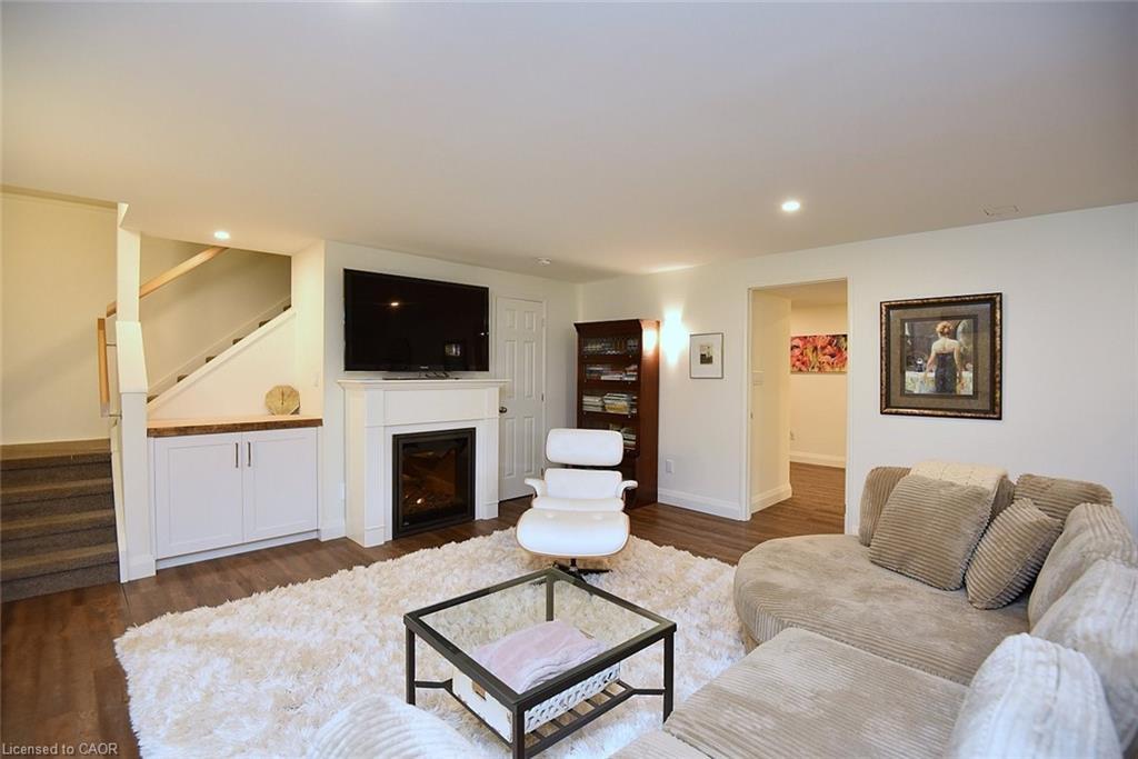 35 Riding Park Place, Dundas, ON - Indoor Photo Showing Living Room With Fireplace