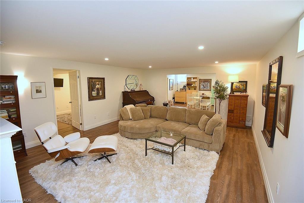 35 Riding Park Place, Dundas, ON - Indoor Photo Showing Living Room