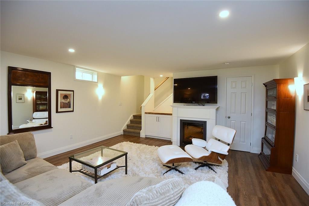 35 Riding Park Place, Dundas, ON - Indoor Photo Showing Living Room With Fireplace
