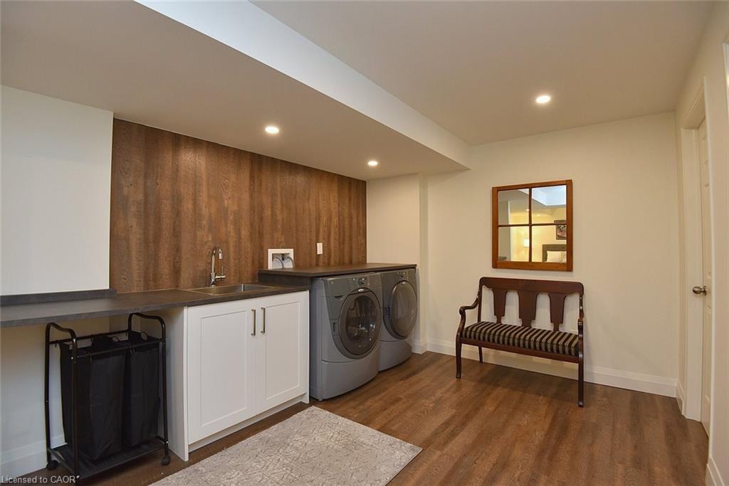 35 Riding Park Place, Dundas, ON - Indoor Photo Showing Laundry Room