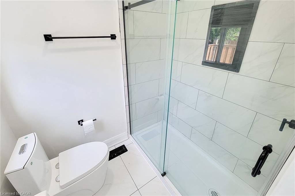 51 West Avenue N, Hamilton, ON - Indoor Photo Showing Bathroom