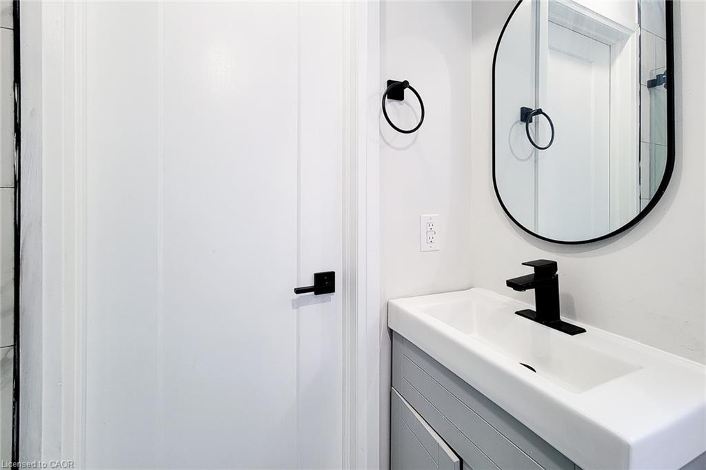 51 West Avenue N, Hamilton, ON - Indoor Photo Showing Bathroom