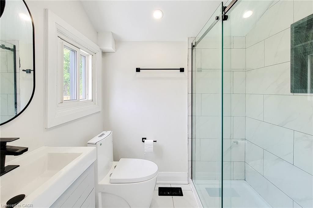 51 West Avenue N, Hamilton, ON - Indoor Photo Showing Bathroom