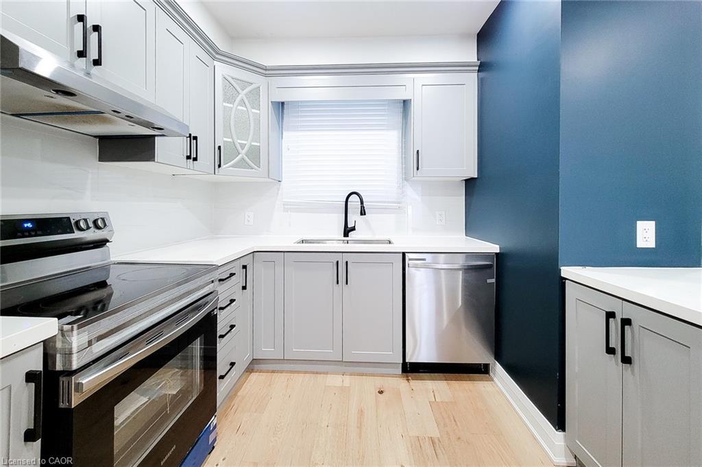 51 West Avenue N, Hamilton, ON - Indoor Photo Showing Kitchen