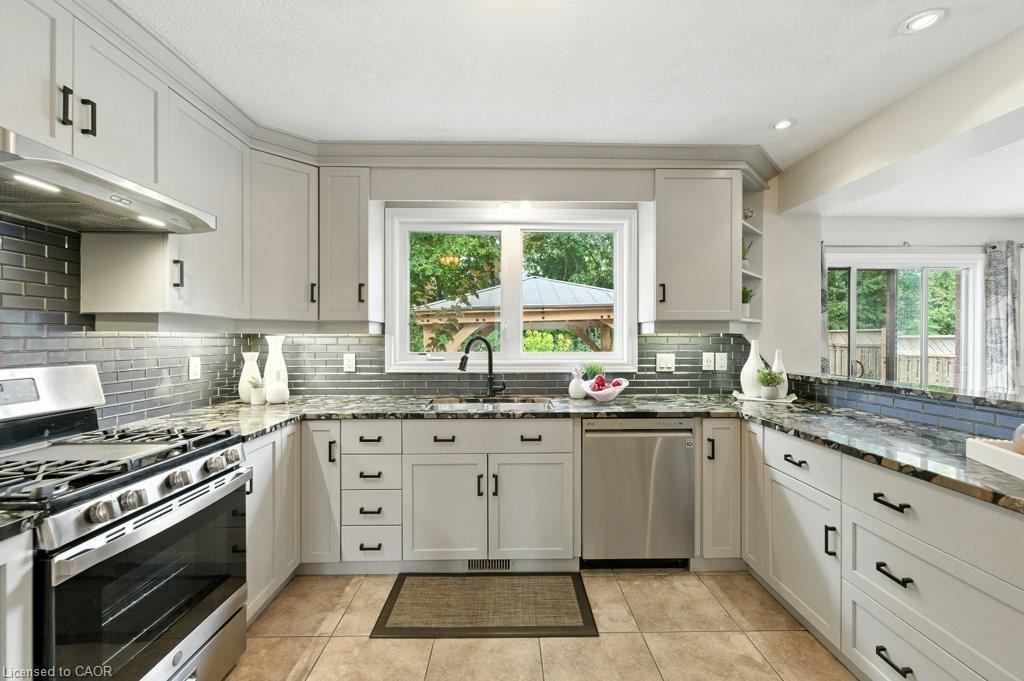 120 Spencer Drive, Elora, ON - Indoor Photo Showing Kitchen With Upgraded Kitchen