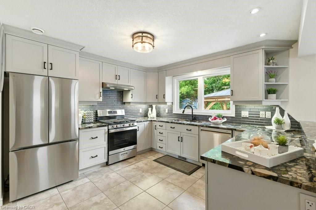120 Spencer Drive, Elora, ON - Indoor Photo Showing Kitchen With Upgraded Kitchen