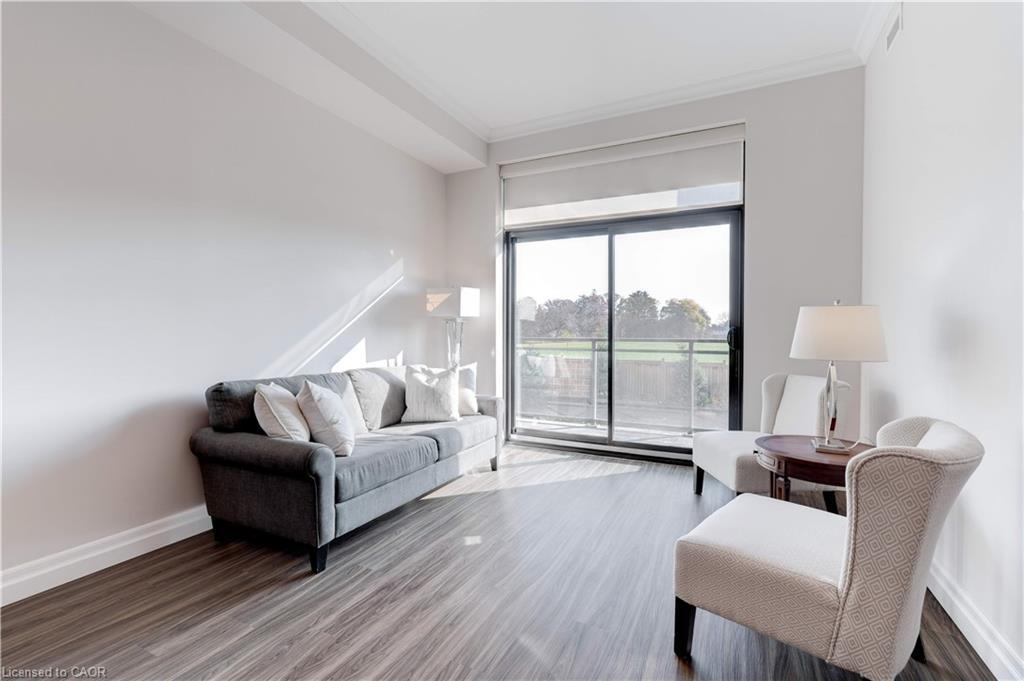 106-3290 New Street, Burlington, ON - Indoor Photo Showing Living Room