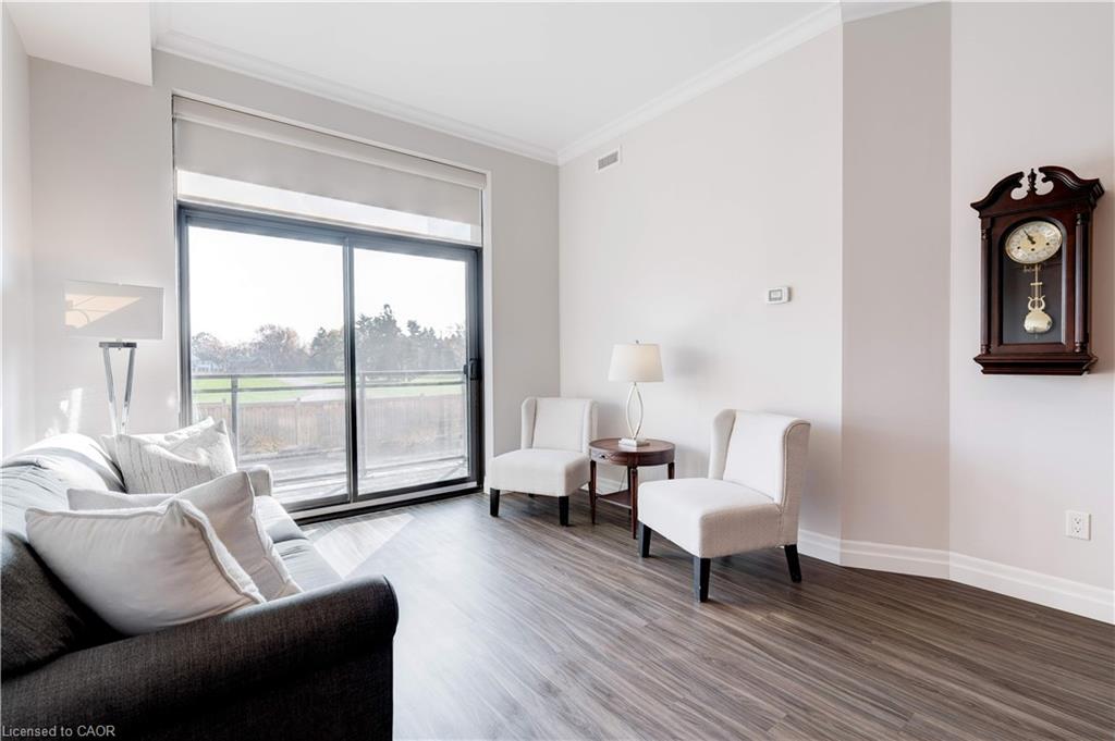 106-3290 New Street, Burlington, ON - Indoor Photo Showing Living Room