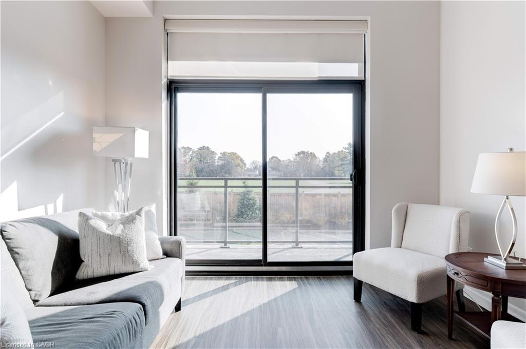 106-3290 New Street, Burlington, ON - Indoor Photo Showing Living Room