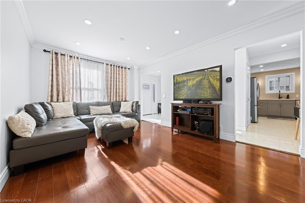 46 Novoco Drive, Hamilton, ON - Indoor Photo Showing Living Room