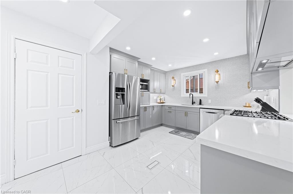 46 Novoco Drive, Hamilton, ON - Indoor Photo Showing Kitchen With Upgraded Kitchen