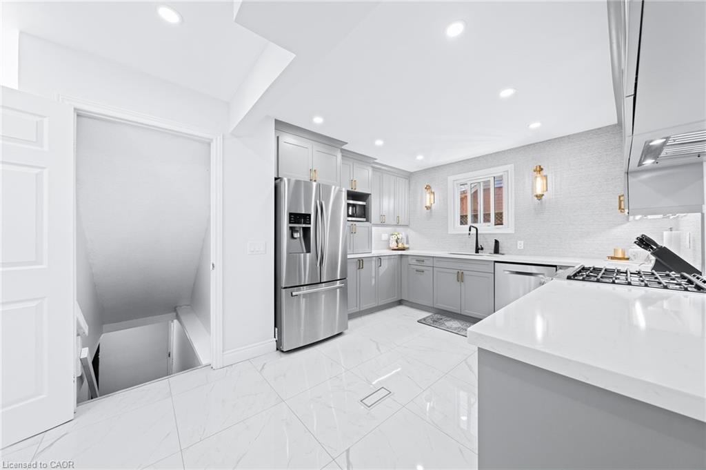 46 Novoco Drive, Hamilton, ON - Indoor Photo Showing Kitchen With Upgraded Kitchen