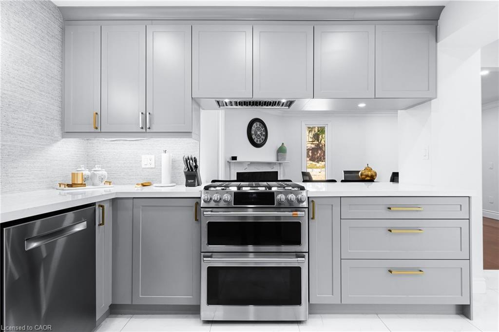 46 Novoco Drive, Hamilton, ON - Indoor Photo Showing Kitchen With Upgraded Kitchen