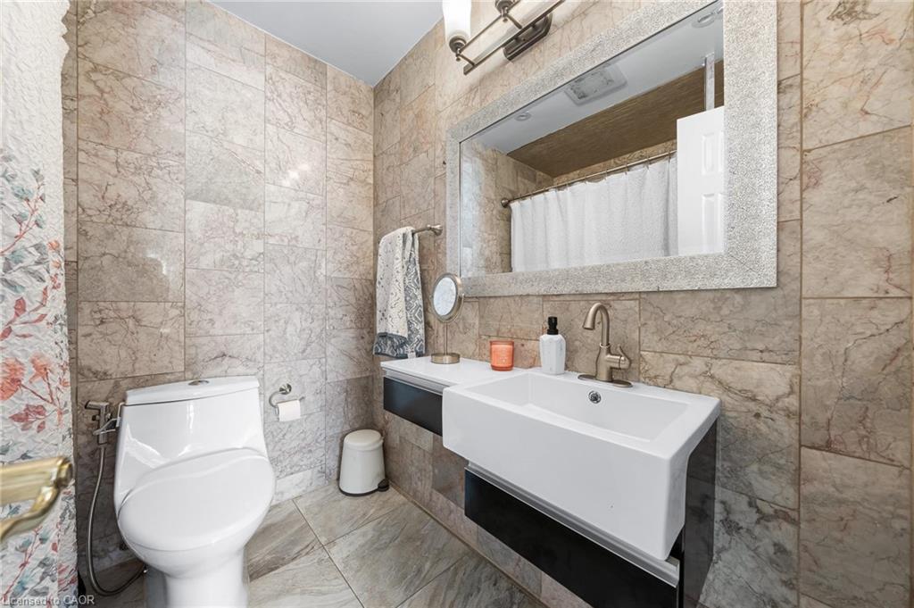 46 Novoco Drive, Hamilton, ON - Indoor Photo Showing Bathroom