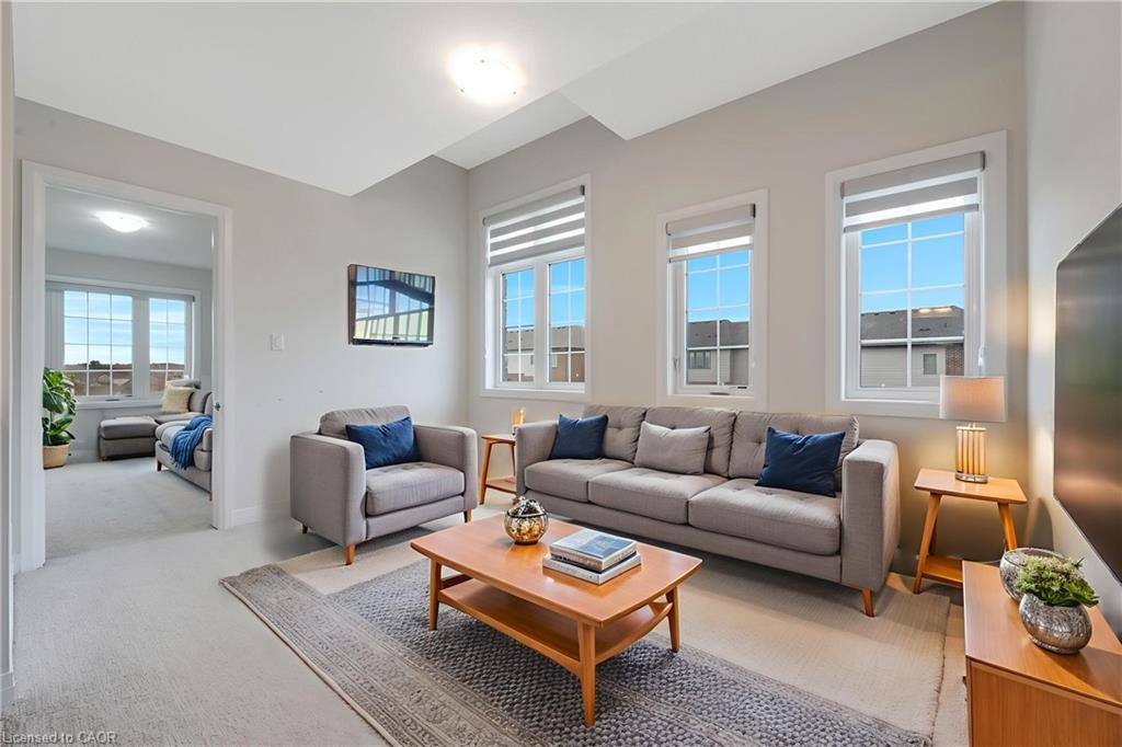 110 Ian Ormston Drive, Kitchener, ON - Indoor Photo Showing Living Room