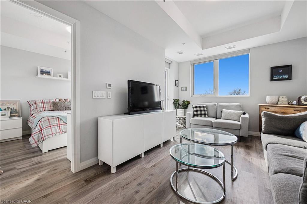 416-108 Garment Street, Kitchener, ON - Indoor Photo Showing Living Room