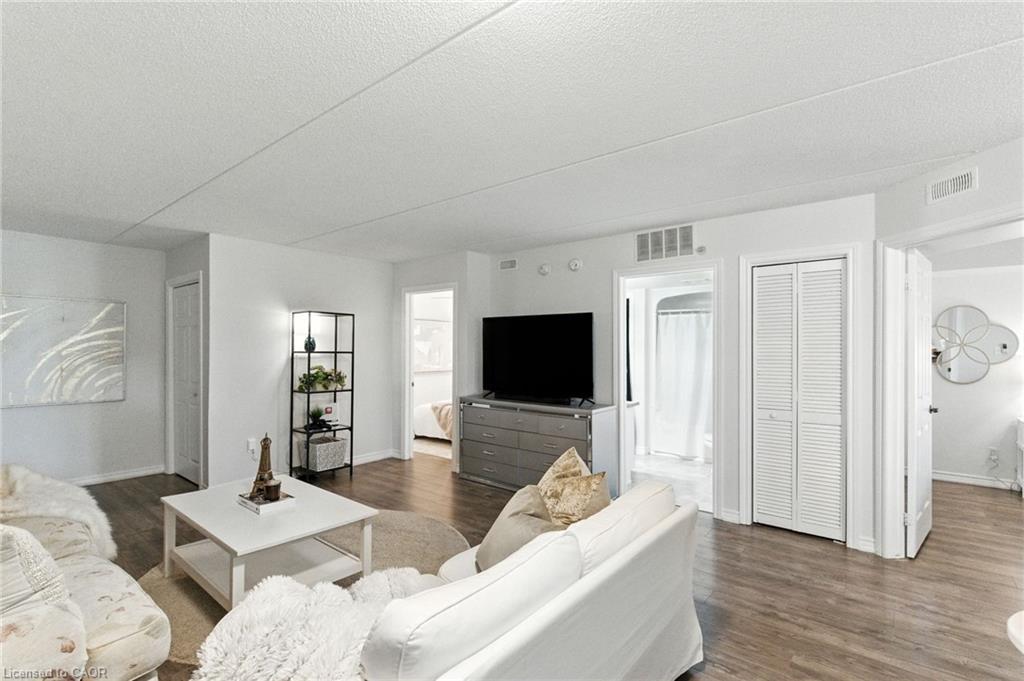 305-1490 Bishops Gate, Oakville, ON - Indoor Photo Showing Living Room