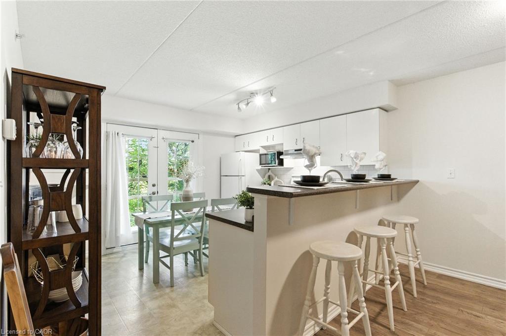305-1490 Bishops Gate, Oakville, ON - Indoor Photo Showing Dining Room