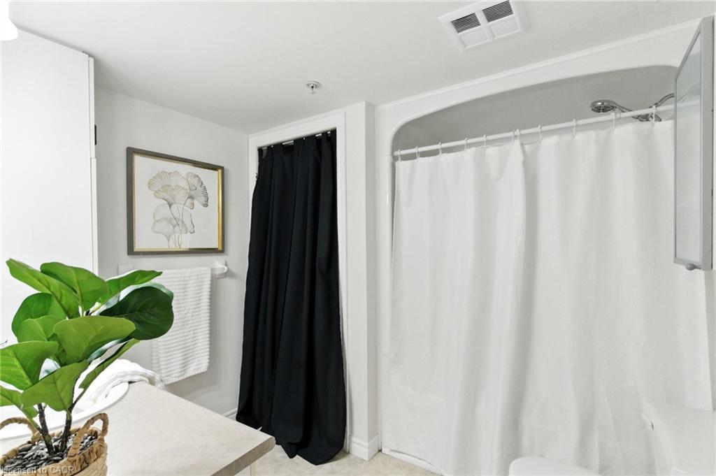 305-1490 Bishops Gate, Oakville, ON - Indoor Photo Showing Bathroom