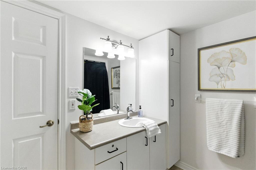 305-1490 Bishops Gate, Oakville, ON - Indoor Photo Showing Bathroom