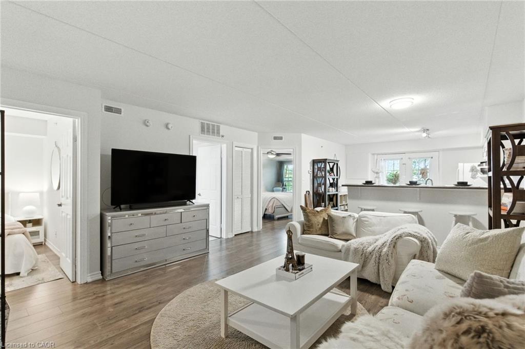 305-1490 Bishops Gate, Oakville, ON - Indoor Photo Showing Living Room