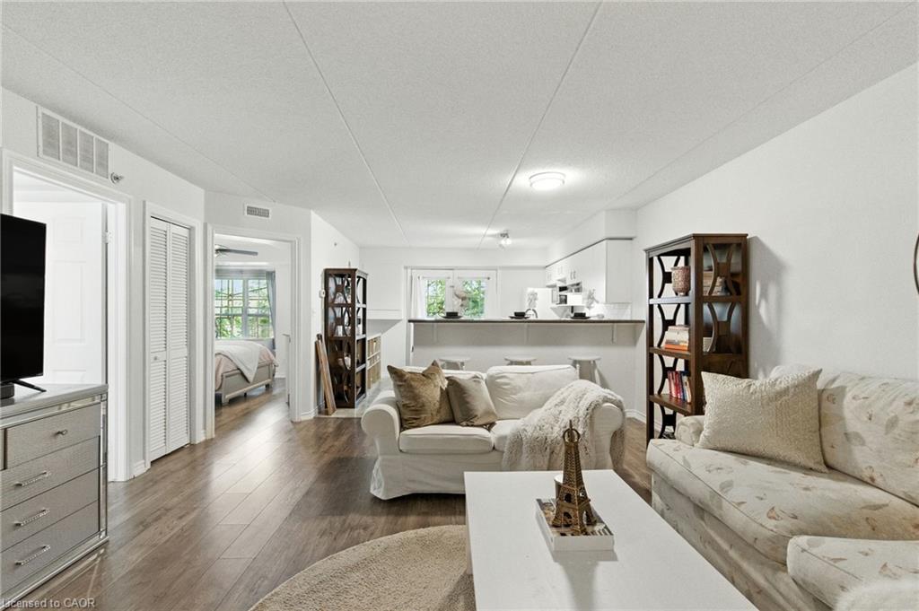 305-1490 Bishops Gate, Oakville, ON - Indoor Photo Showing Living Room