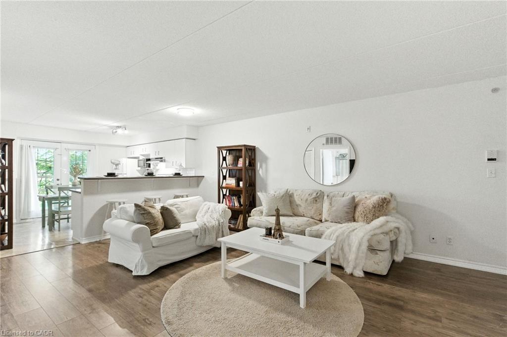 305-1490 Bishops Gate, Oakville, ON - Indoor Photo Showing Living Room