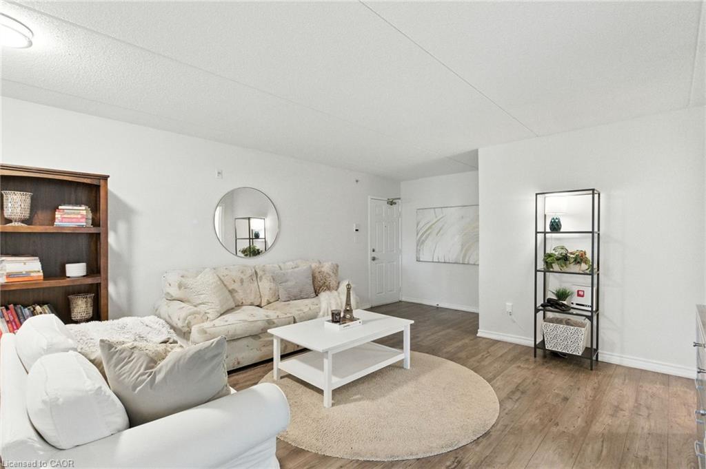 305-1490 Bishops Gate, Oakville, ON - Indoor Photo Showing Living Room