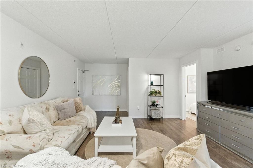 305-1490 Bishops Gate, Oakville, ON - Indoor Photo Showing Living Room