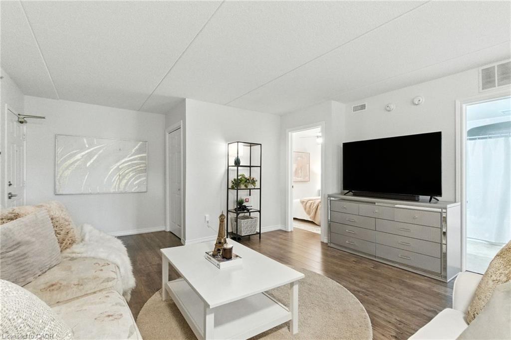 305-1490 Bishops Gate, Oakville, ON - Indoor Photo Showing Living Room