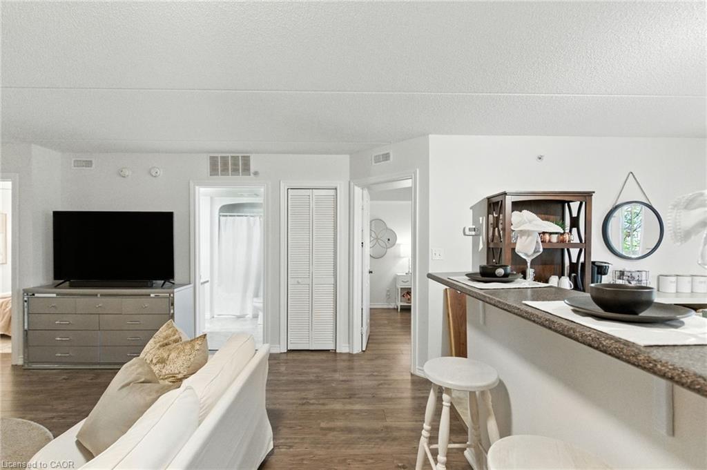 305-1490 Bishops Gate, Oakville, ON - Indoor