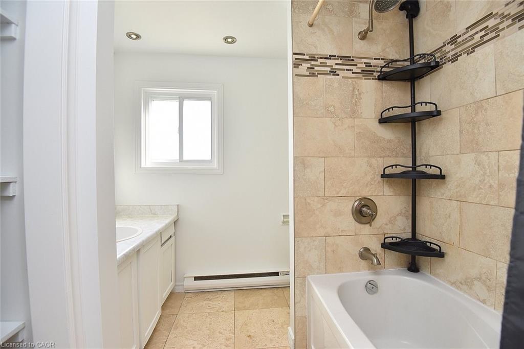 30A-1564 Garth Street, Hamilton, ON - Indoor Photo Showing Bathroom