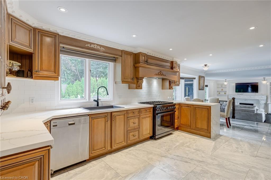 28 Stonegate Drive, Hamilton, ON - Indoor Photo Showing Kitchen