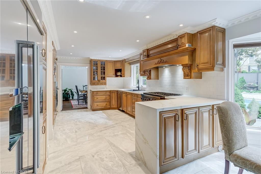 28 Stonegate Drive, Hamilton, ON - Indoor Photo Showing Kitchen