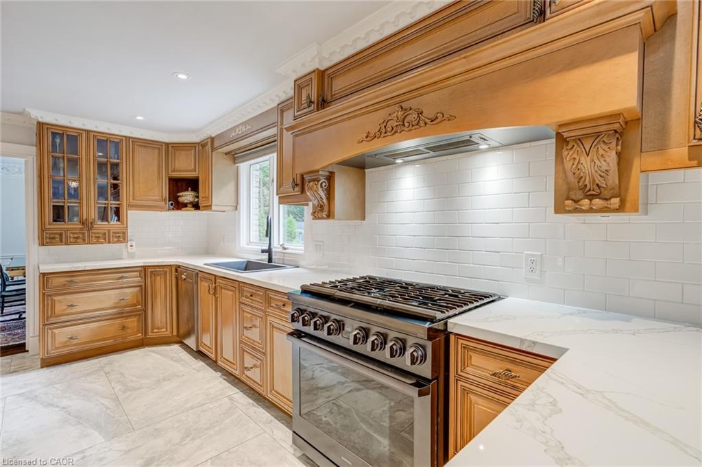 28 Stonegate Drive, Hamilton, ON - Indoor Photo Showing Kitchen With Stainless Steel Kitchen